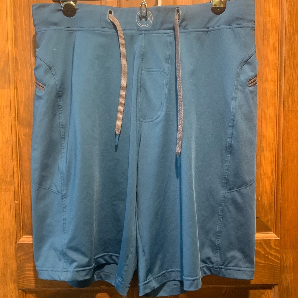 Hylete sz large above the knee shorts.